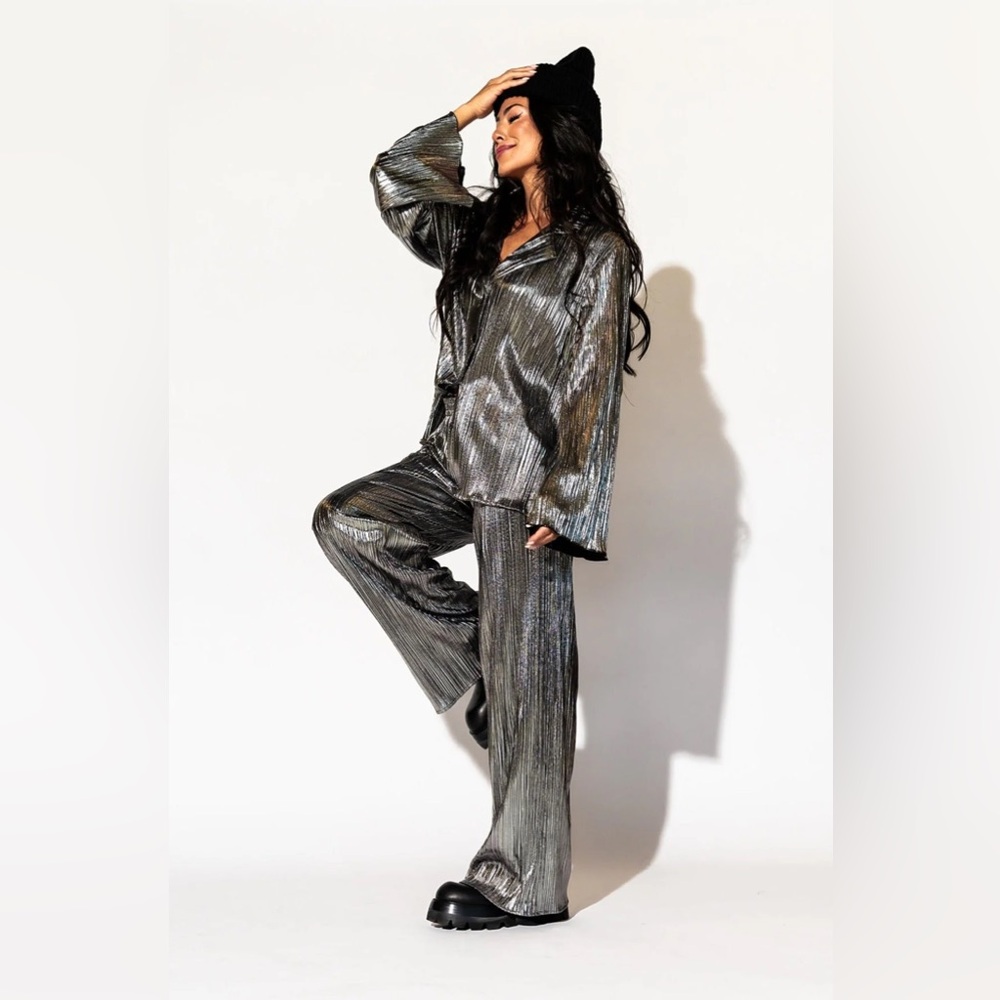 Long Sleeve Metallic Plissé Set in Gunmetal
